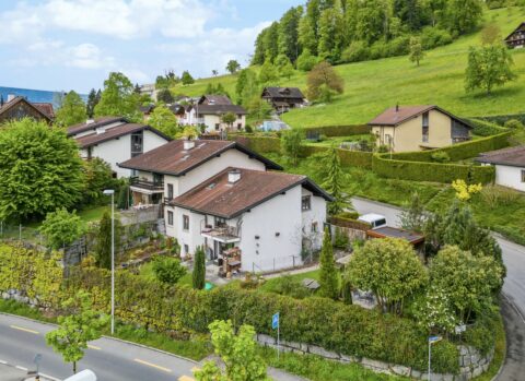 Jetzt im Herbst neu starten – Familiendomizil in bester Lage von Luzern-Adligenswil